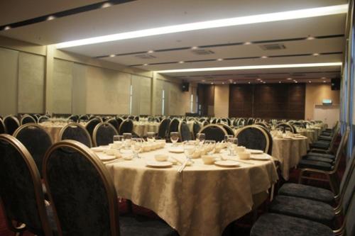 a large room filled with tables and chairs at Fuller Hotel in Alor Setar