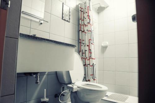 een kleine badkamer met een toilet en een douche bij 1015 West Insula Suites by AYS in Manilla