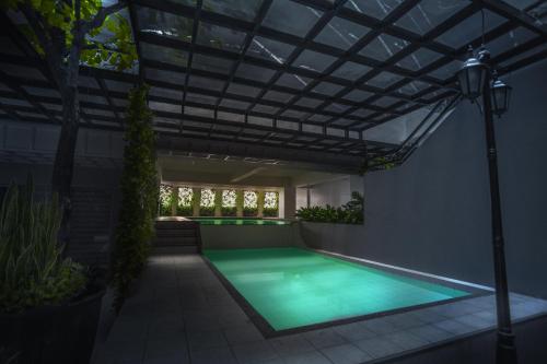 The swimming pool at or close to 1015 West Insula Suites by AYS