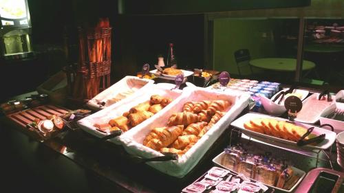 ein Buffet mit vielen verschiedenen Arten von Gebäck und Getränken in der Unterkunft Kyriad Direct Marseille Ouest - Martigues in Martigues