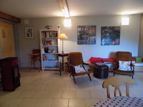 un salon avec des chaises, un canapé et une table dans l'établissement Chambre d'hôtes - Le jardin des Patissons, à La Foret Du Parc
