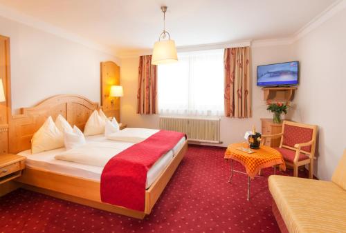 En eller flere senge i et værelse på Hotel Binggl