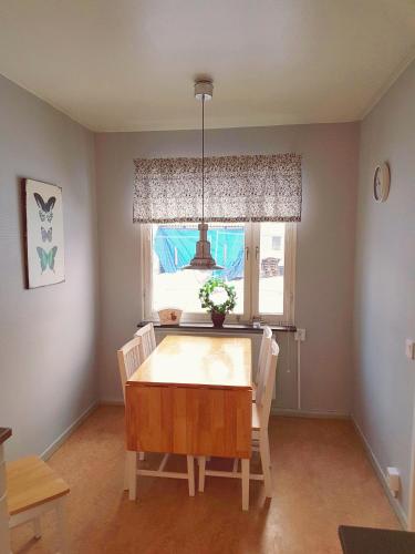 a dining room with a table and a window at Borlänge Vandrarhem & Turistlägenheter in Borlänge