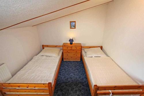 two twin beds in a small room with at Ferienwohnung Ribnitz MOST 1061 in Ribnitz-Damgarten