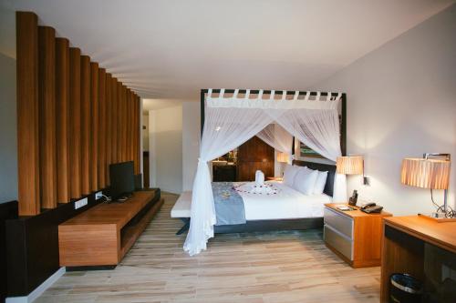 Postel nebo postele na pokoji v ubytování Sand & Sandals Desaru Beach Resort & Spa