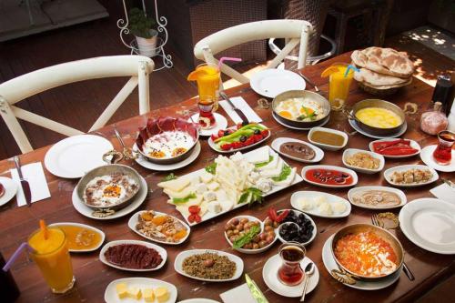 een tafel met veel eten erop bij Alya Sierra Villa Hotel in Mugla