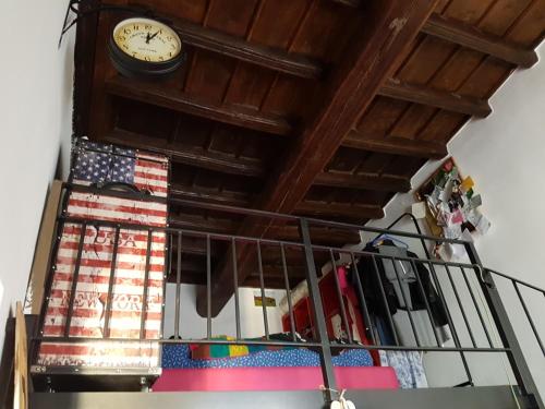 トリノにあるPop Homeのアメリカ旗付きバルコニーの上に時計
