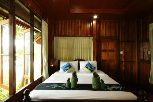 Un pat sau paturi într-o cameră la Tharathip Resort Koh Phangan - SHA Plus