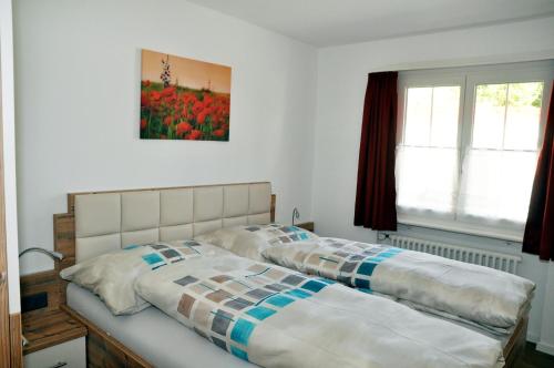 シュクオルにあるMinchületta 2のベッドルーム1室(ベッド2台付)が備わります。壁に絵が描かれています。