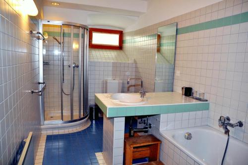 Kylpyhuone majoituspaikassa Chasa Schucany