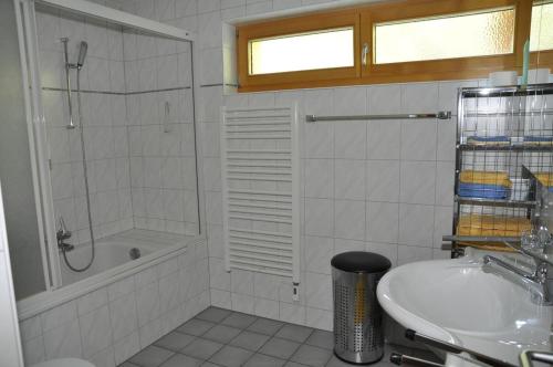 シュクオルにあるTrü-Sura Nr. 4の白いバスルーム(シンク、シャワー付)
