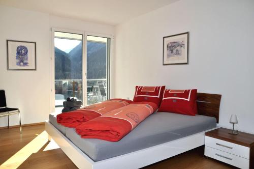 シュクオルにあるChasa Miramunt 2のベッドルーム1室(大型ベッド1台、赤い枕付)
