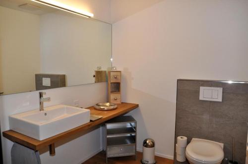シュクオルにあるLa Perla A2のバスルーム(洗面台、トイレ付)