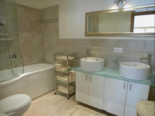 シュクオルにあるCrastuoglia 855-2のバスルーム(洗面台2台、バスタブ、トイレ付)