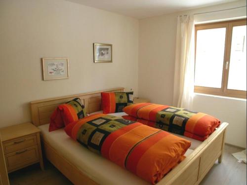 シュクオルにあるCrastuoglia 855-2のベッドルーム1室(カラフルな枕付きのベッド2台付)