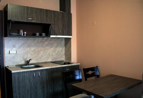 Kuchyň nebo kuchyňský kout v ubytování Aparthotel Pine Hills Pamporovo