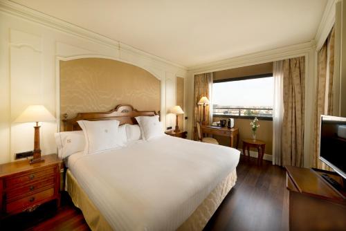 Giường trong phòng chung tại Hotel Sevilla Center