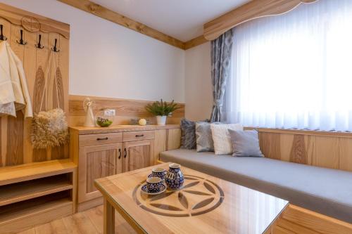 een kamer met een bed, een tafel en een raam bij Willa Góralsko Riwiera in Zakopane