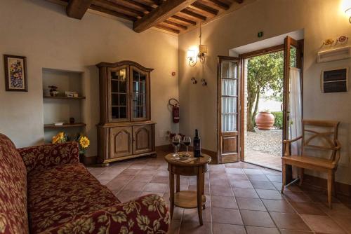 a living room with a couch and a table at Agriturismo Le Gallozzole in Monteriggioni