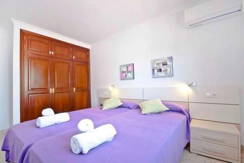 En eller flere senge i et værelse på Llac Blau - Mediterranean Styled with Pool