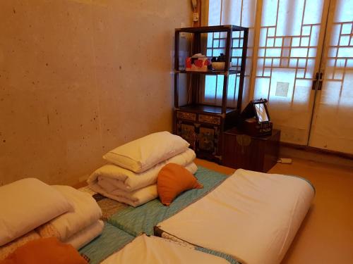 Postel nebo postele na pokoji v ubytování Gongsimga Hanok Guesthouse