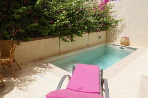 Bazén v ubytování HOTEL Le Clos Des Papillons nebo v jeho okolí