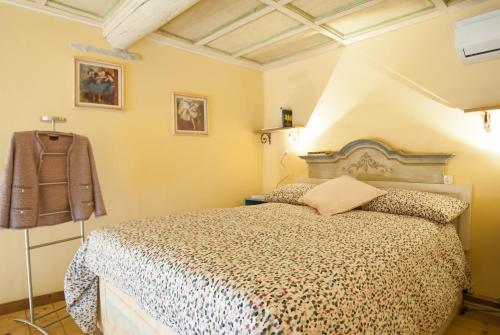 フィレンツェにあるMeriggio Apartmentのベッドルーム1室(ベッド1台付)