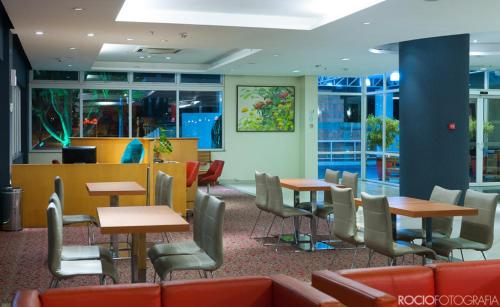 A restaurant or other place to eat at ibis Uberlandia