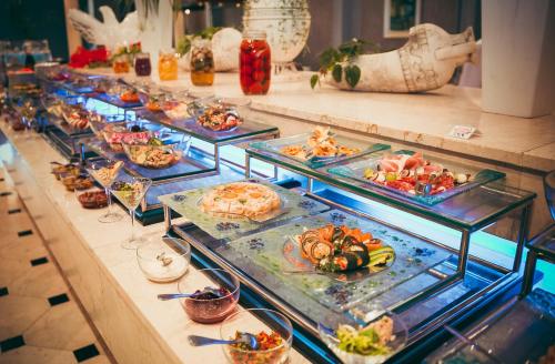 Makanan di atau berdekatan hotel