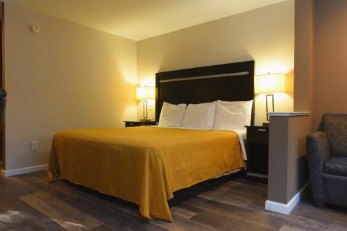 Un pat sau paturi într-o cameră la Capital Inn and Suites