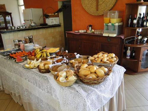 una mesa con cestas de frutas y hortalizas. en Hotel Chalés Terra Nova, en Itatiaia