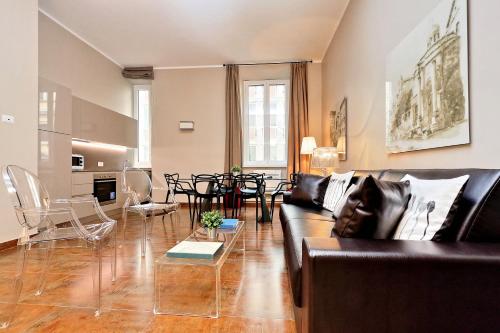 ローマにあるモンティ アパートメント マイ エクストラ ホームのリビングルーム(ソファ、テーブル付)