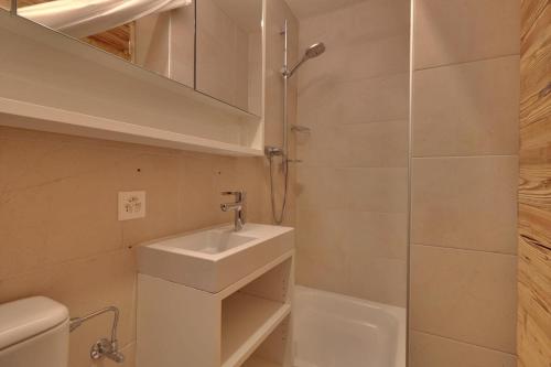 bagno con lavandino e doccia di Crescendo 208 a Verbier