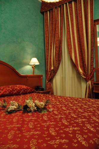Кровать или кровати в номере Albergo Sandra