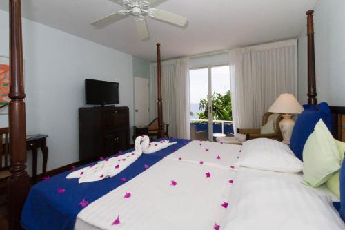 เตียงในห้องที่ Blue Haven Hotel - Bacolet Bay - Tobago