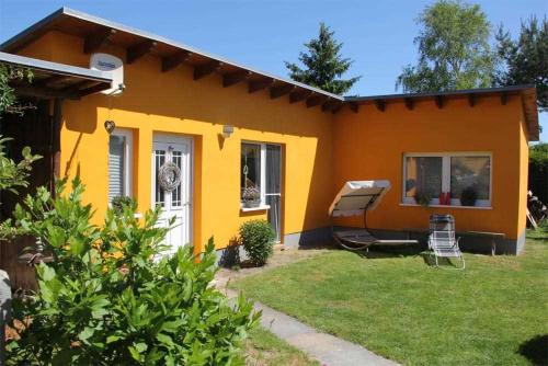LassanにあるFerienhaus Lassan VORP 2631の小さな黄色とオレンジの家
