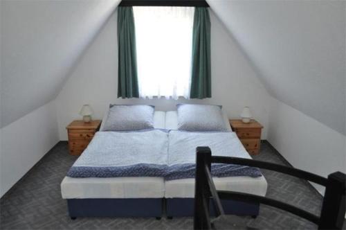 1 dormitorio con cama y ventana en Ferienhaus Lychen UCK 301, en Lychen