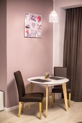a dining room with a table and chairs at Mava Apartamente in Constanţa