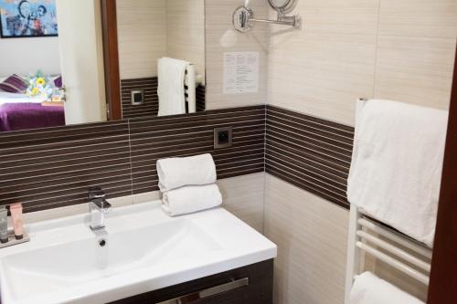 a bathroom with a sink and a mirror at Résidence Villa d'Elsa in Juan-les-Pins