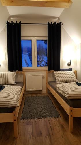 מיטה או מיטות בחדר ב-Chata Anička