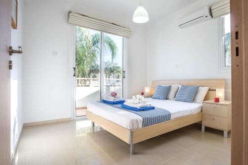 เตียงในห้องที่ Villa Costas