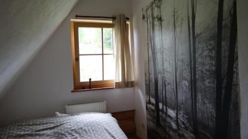1 dormitorio con cama y ventana en CzapaDziada en Zatwarnica