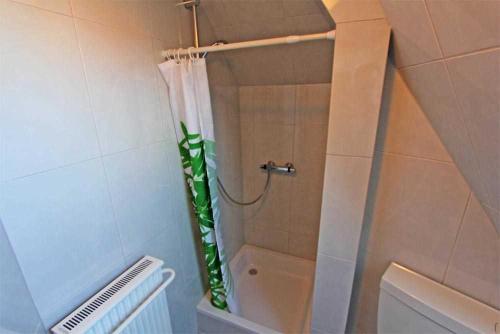 ヴァーレンにあるFerienhaus Waren SEE 8881のバスルーム(緑のシャワーカーテン付きのシャワー付)