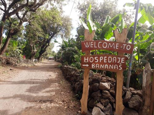 a sign that reads welcome to hogpebrate bannanas at Hospedaje Bananas in Altagracia