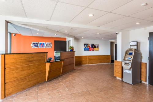 a waiting room with a cash register and a machine at Motel 6-Petersburg, VA - Fort Lee in Petersburg