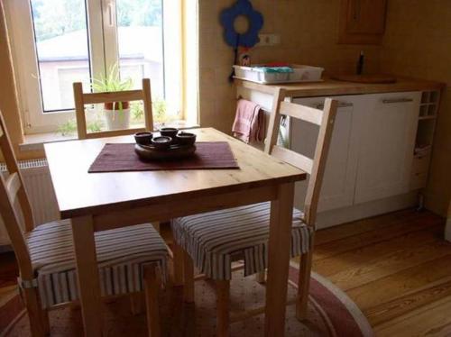 バート・ドーベランにあるFerienwohnung Bad Doberan MOST 2081の木製テーブルと椅子付きのキッチン