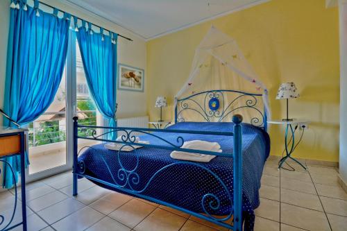 En eller flere senge i et værelse på Villa Dolphins