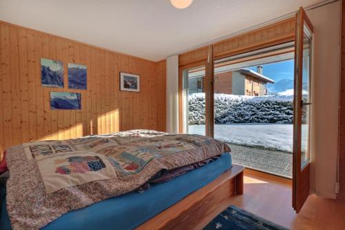 ヴェルビエにあるFarfadet 109のベッドルーム1室(ベッド1台付)、雪の窓が備わります。
