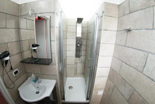 uma casa de banho com um chuveiro, um lavatório e um WC. em B&B Franziska Mare em San Pietro in Bevagna