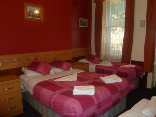 Ένα ή περισσότερα κρεβάτια σε δωμάτιο στο Grenville House Hotel